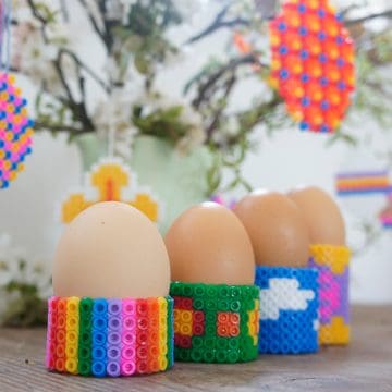 diy Osterdeko und Eierbecher aus Buegelperlen